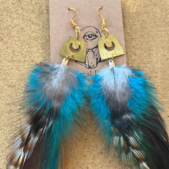 Turquoise blue & natural long feather earrings with gold crescent moons - Picture 4 of 5